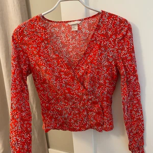 Blus från H&M - Storlek S, fint skick. Köparen står för frakten & betalning sker via Swish. Kan även mötas upp i Umeå