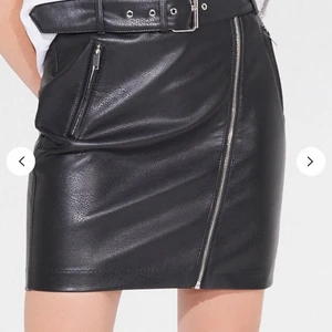 Kjol i läderimitation  - Kjol i läderimitation med silvriga detaljer från MOHITO. Säljer då den är för liten för mig (därav bilder från hemsidan). Använd 2-3 gånger men har inga defekter. Sitter sååå snyggt på, kramar verkligen om höfterna skitfint. Skriv om ni har frågor😊