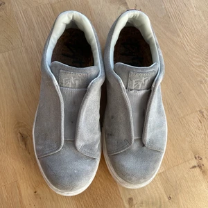 Eytys - Ett par gråa eytys i storlek 36. Lite smutsiga på vissa ställen men fortfarande i fint skick. Kan skicka fler bilder privat. Köparen står för frakten.