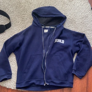 Najs hoodie - Hoodie i nopprig fit med tryck! Sjukt najs