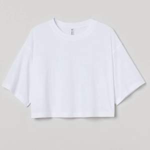 En vit t-shirt med en ficka på vänstra bröstet från H&M. Nästan helt oanvänd och är i bra skick. Säljer pga den inte kommer till användning🤍 (Obs står ej för frakt eller postens slarv)