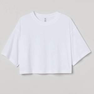 En vit t-shirt med en ficka på vänstra bröstet från H&M. Nästan helt oanvänd och är i bra skick. Säljer pga den inte kommer till användning🤍 (Obs står ej för frakt eller postens slarv)