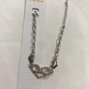 Snyggt Armband med Strass - Lång ca 20cm  Ca 5-6cm förlängning , justerbar stlk  Material metallegering, strass 