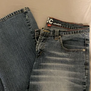 Levis lågmidjade utsvängda jeans  - Jätte snygga och jätte bra skick 