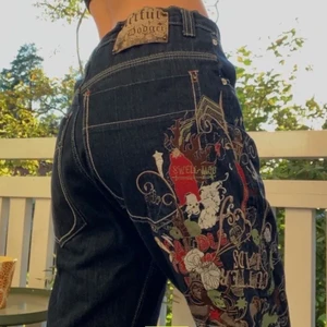 Artful dodger jeans  - (Lägger upp igen p.g.a oseriös köpare)                lågmidjade Artful dodger jeans i bra skick men justerbar midja för önskad passform! 