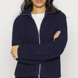 Stickad zip up - Säljer min super fina stickade zip up från weekday. Inte mycket använd ! Så väldigt bra skick ! Den är super varm och perfekt nu till hösten/vintern! Köpte den för 550 kr !💞skriv om ni har frågor 