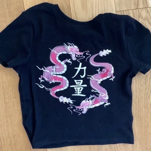 Top - En top från new yoker japanskt inspererad, inte använd. Säljer denna eftersom den inte passa mig. Storlek M