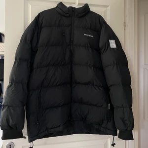 Stor mysig vinterjacka💕 - Jättemysig stor vinterjacka! Nästan oanvänd. Finns en dragsko längst ner på jackan så man kan göra midjan mindre, vilket är skit najs.💕 nypris 900kr säljs för 650