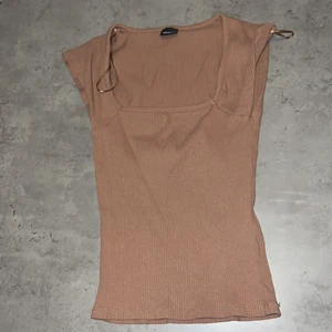 Topp Ginatricot - Säljer topp från ginatricot i stl S. 🧡Normal längd, använd 3 gånger. 💜Köparen står för frakt. 💚Ingen bild pga för liten