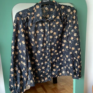 Blommig skjorta - Lite genomskinligt material, så fin och skön! Köpt secondhand och inget märke står på men skulle säga storlek M-L