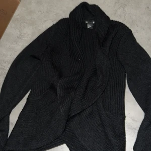 H&M stickad kofta, S - 🧡Normal längd  💙Använd i gott skick 💜Köparen står för frakt 💚Ingen bild pga för liten