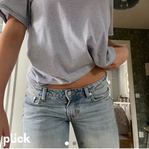 25/32 - Säljer mina lågmidjade jeans från weekday. Köparen står för frakt. (Lånade bilder)💞💞