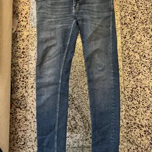 Hej, säljer ett par jeans från Tiger of Sweden i storlek 30/32. Modellen är W63755003, googla för att få upp produkten där. I bra skick. 