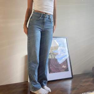 Slutsålda jeans från Gina tricot  Lågmidjade boyfriend jeans  Nypris 599kr, säljer för 350kr  Storlek 32 men passar mig som brukar ha 34/36 