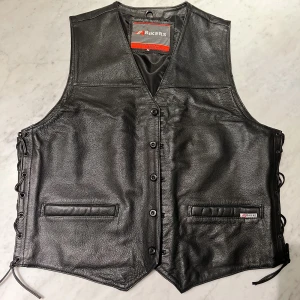 Svart lädervest från Bikers - Svart läderväskorna från Bikers i perfekt skick.   Storlek M, förmodligen herrstorlek. Passar nog en kvinna i storlek M-XL. Var för stor för mig i storlek XS-S.