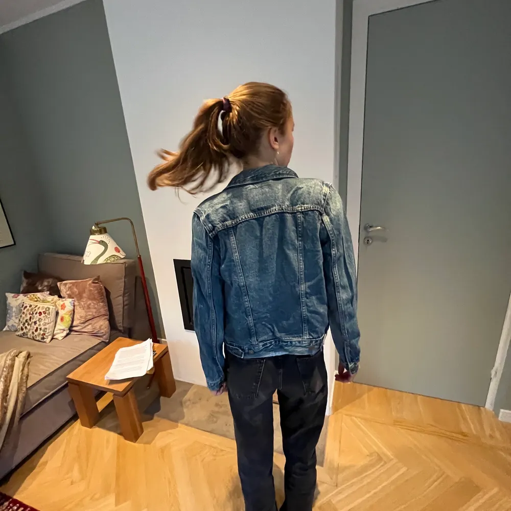 En supersnygg jeansjacka från Levis som endast är använd 1 gång. Jackan är i storlek s.. Jackor.