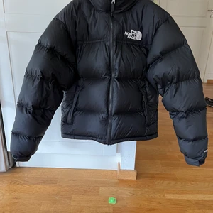 The North Face Nuptse Jacka - The North Face nuptse xs herrstorlek Använd ca 2 gånger, den är i nyskick, inga hål eller skador över huvudtaget. Nypris 3700.   Hör av er vid frågor.