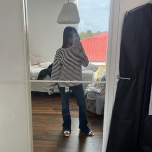 Randig tröja!! - Säljer denna skit snygga randiga tröjan ifrån zara  i storlek L men sitter så som på bilden på mig som vanligtvis bär storlek Xs - S✨🤎