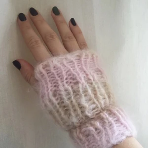 Fingerlösa vantar - Handstickade fingerlösa vantar i ull och mohair.