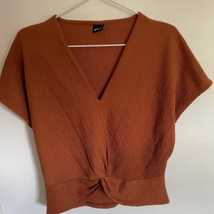 T-shirt  - En fin t-shirt från ginatricot. Bra kvalitet, köpte den för ganska längesedan men har knappt använd den.