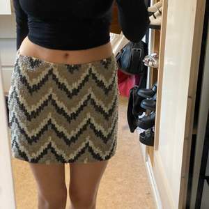 Jättefin kjol, köpt secondhand och har en liten fläck på baksidan som ej syns när man använder den