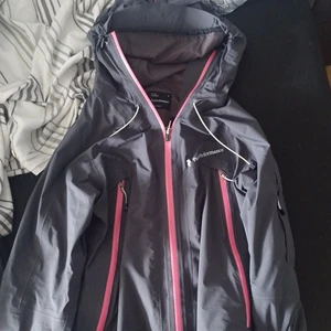 Peak Performance  - En relativt nu peak perfomance jacka passar i vind å regn. Den finns inga fel på dragkedjor eller något annat den är i ett perfekt skick som ny tyvärr kan jag inte använda jackan längre då jag har gått ner i vikt 