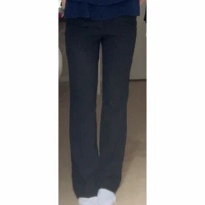 Kostym byxor - Säljer dessa jättefina kostymbyxor som jag tyvärr inte har någon användning för. Dem är använda 1 gång. Säljer för 299kr + frakt Nypris:399kr💗 