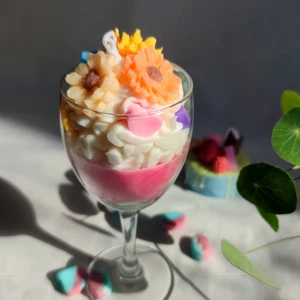 Fancy candle  - Handgjorda Fancy Ljus   Blommor godis vispad grädde ljus i vinglas.  Miljövänligt doftljus av ekologiskt + Handgjort ljus i soyavax.  Den är perfekt som en fördelsedagspresent till nära och kära , hem dekoration eller att tända på en mysig kväll : )  Super söt : )  Handgjort = Lamduan Candles