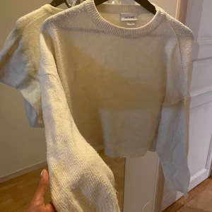 Vit tröja - Fin gräddvit tröja från monki skön varm och perfekt till hösten. För liten för mig som numera är storlek S-M. Den är inte  see through. 