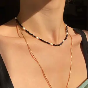 fint halsband/choker gjord av seed beads och elastisk tråd⚡️ handmade♡🌱 längd: ca 37 cm. material: blandning av glaspärlor & plastpärlor 