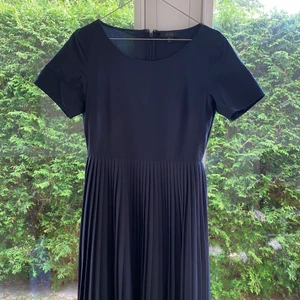 Klänning från Cos  - Fin klänning med foder. Marinblå storlek 36. Väldigt lite använd. Inget att anmärka på. 