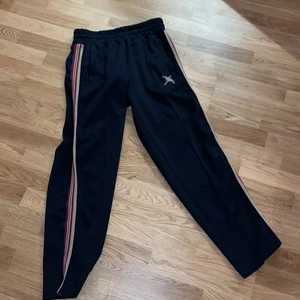 Axel Arigato pants strl S - Snygga Axel Arigato byxor i strl S.  10/10 i skick, inget fel på byxorna.