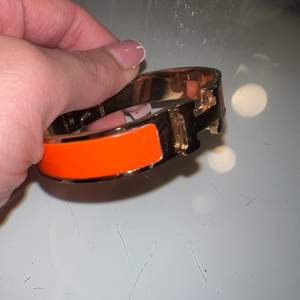 AAA- kopia Hermes armband i orange, i fint skick fortfarande använd ett fåtal gånger. Pris kan diskuteras vid snabbaffär.