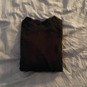 sweatshirt  - Svart sweatshirt från Only i storlek s. Sparsamt använd. Säljer för 90kr + frakt. Pris kan diskuteras vid snabb affär💕💕