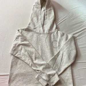 Ljus Grå hoodie  - En snygg ljusgrå hoodie i storlek 148-152 men passar nog xxs-xs. Säljer för att jag behöver ej den längre och jag har bara använt de i ca. 5-8 gånger. Priset går o diskutera om. Du måste också betala för frakt . 