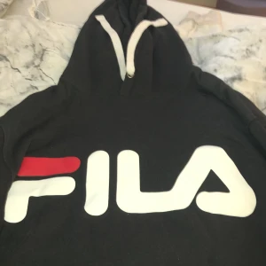 Fila sweatshirt  - Hej! Säljer denna fila tröjan, använd max 3ggr❤️