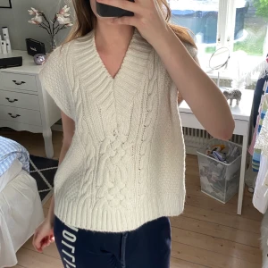 Stickad väst - Snygg stickad väst från hm! Jätte varm och skön, i bra skick och säljer då den inte kommer till användning❤️