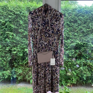 Mönstrad klänning - Från förra året. Fodrad och ganska lång i längden. Perfekt för mig som är 171 cm.  Väldigt fin ihop med väskan som säljs separat. 