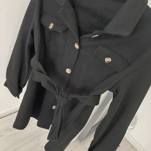 Höstjacka  - Denna svarta höstjackan är aldrig använd. Den har annorlunda knappar på. Den är enkel, fin och i ett väldigt bra skick. den har bara legat i garderoben och tagit plats.. billigt pris så köp om due intresserad :) 