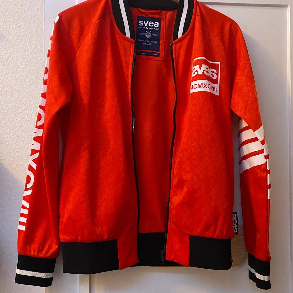 Säljer denna Svea sport jackan då den är för liten, storlek xs, ganska lång i ärmarna. Priset kan diskuteras . Hoodies.