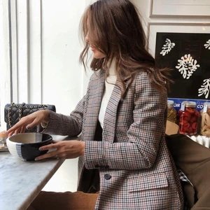 Blazer 2NNDAY Ellenora  - Ny och oanvänd blazer från 2ND DAY. Elegant blazer i klassisk sjakkmønster i beige. Solid tweed stoff og klassisk fasong med slag og stikklommer med klaffer. Enkel sort knapp foran. Laget av 95% polyester og 5% ull.