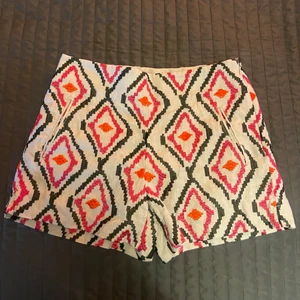 Shorts - Skit coola shorts med jättefint mönster, funkar både till vardag och fest 😍🙌🏼💓🤠 hör av er vid frågor! 