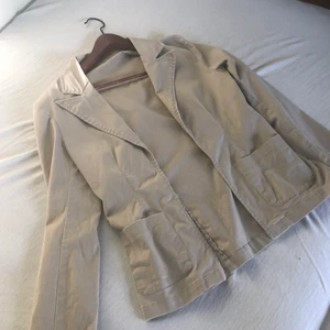 Jacka - Cool tunnare beige jacka. lite 70 tal. Perfekt för höst/vår 💗