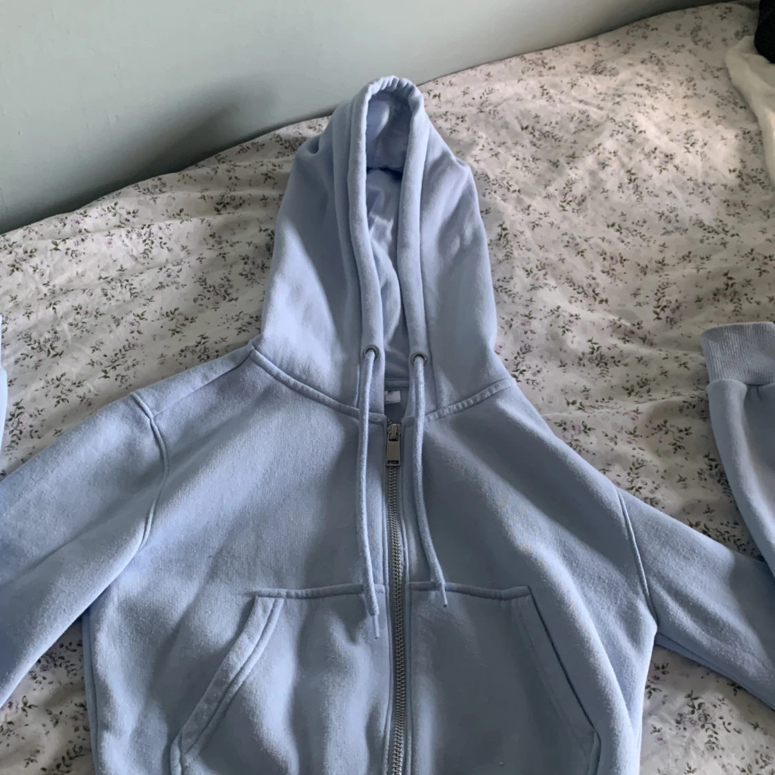 En blå jättefin tröja som är använd ett fåtal gånger.