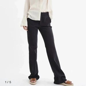 Kostymbyxor - Säljer dessa svarta kostymbyxorna!💗 Jag har köpt dem här på Plick men säljer då dem var för långa. Dem går både att ha lågmidjat och högmidjat!!!👌🏻 Nypris 1000kr