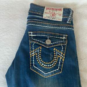 Lågmidjade jeans från true religon, rak i modellen 