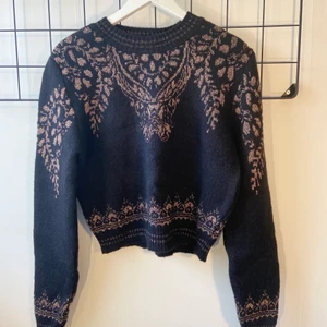 Tröja zara - Säljer denna supersnygga tröja från zara som är helt oanvänd! Prislappen sitter till och med kvar! Nypris: 400kr Jag säljer för 200kr!