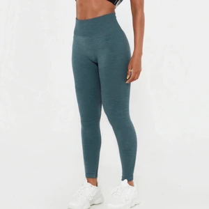 Lazuli label seamless ribbed contour leggings - Leggings från lazuli label endast använda 2 ggr, sista bilden är på en annan färg men man såg detaljerna på dem bättre där! Dessa har ngn blå/grå/grön färg