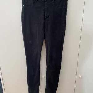 Skinnyjeans, svart, strl M - Inte min smak längre.  Obs köparen står för frakt.