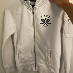 Gant zip hoodie  - En zip hoodie från gant, använt att fåtal gånger. En hoodie som är kopplat till Båstad tennis Storlek Xs 